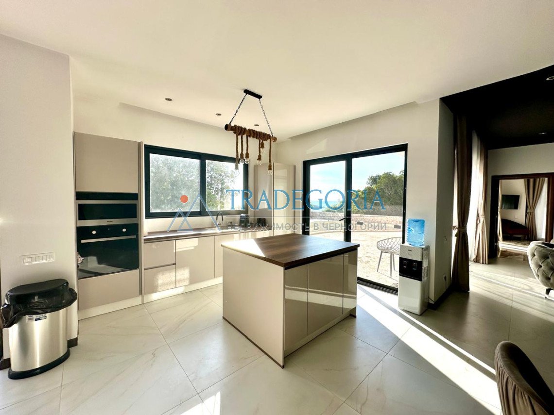 <p>Spacious villa with sea views and a swimming pool in Uteha, just 100 meters from the beach!</p><div> The house area is 250 m2</div><div> Plot ar...