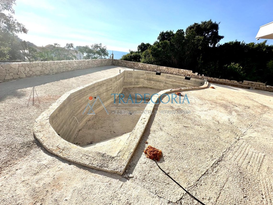 <p>Spacious villa with sea views and a swimming pool in Uteha, just 100 meters from the beach!</p><div> The house area is 250 m2</div><div> Plot ar...