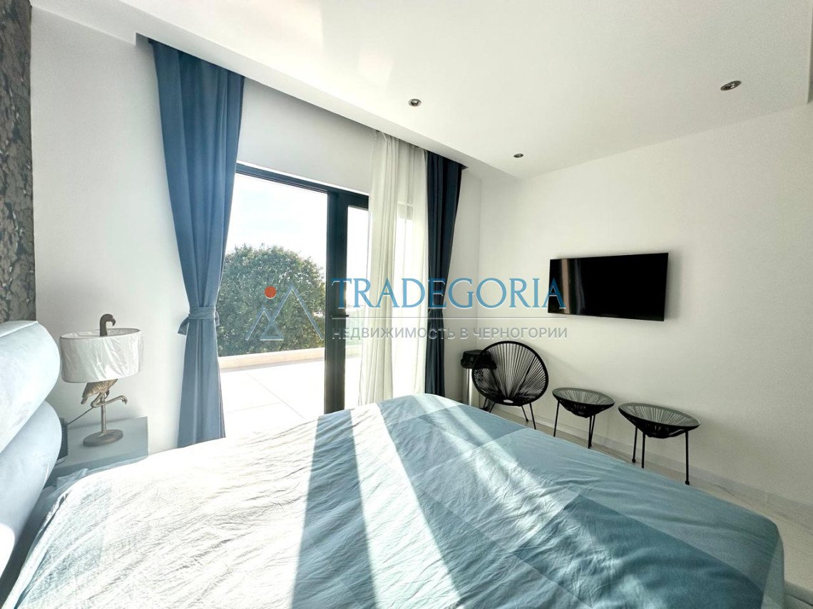 <p>Spacious villa with sea views and a swimming pool in Uteha, just 100 meters from the beach!</p><div> The house area is 250 m2</div><div> Plot ar...