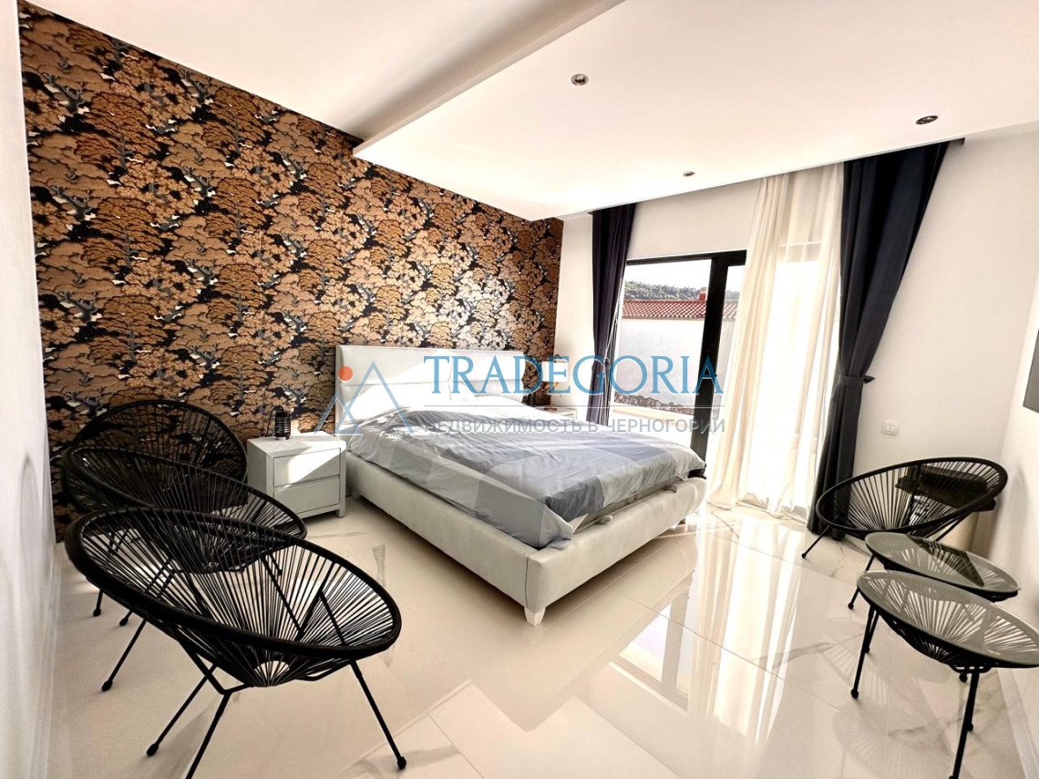 <p>Spacious villa with sea views and a swimming pool in Uteha, just 100 meters from the beach!</p><div> The house area is 250 m2</div><div> Plot ar...