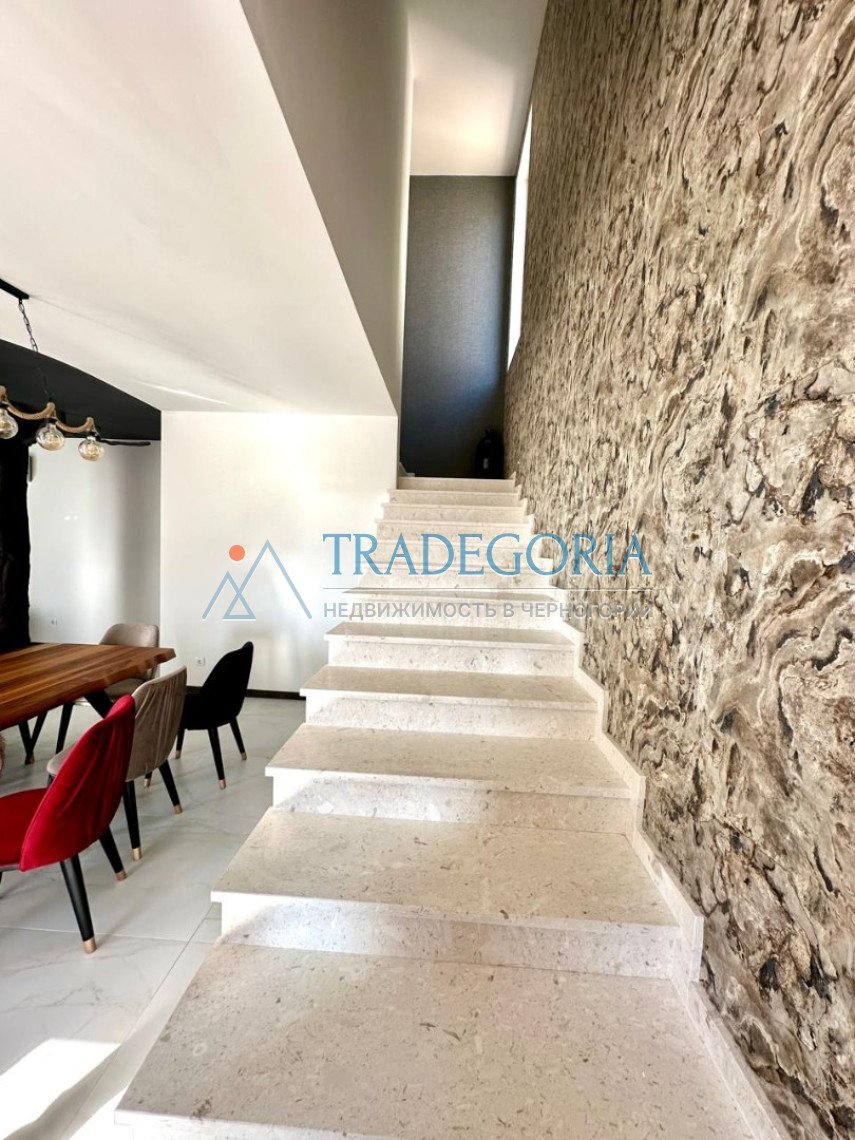 <p>Spacious villa with sea views and a swimming pool in Uteha, just 100 meters from the beach!</p><div> The house area is 250 m2</div><div> Plot ar...