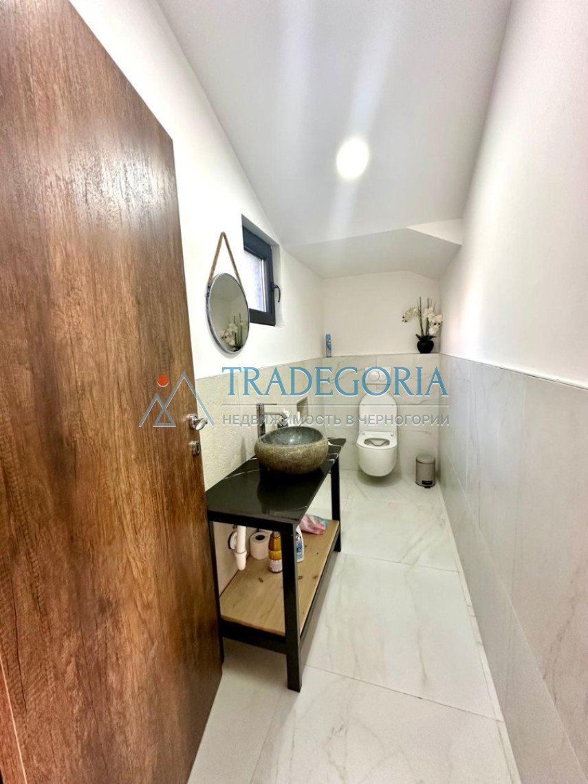 <p>Spacious villa with sea views and a swimming pool in Uteha, just 100 meters from the beach!</p><div> The house area is 250 m2</div><div> Plot ar...