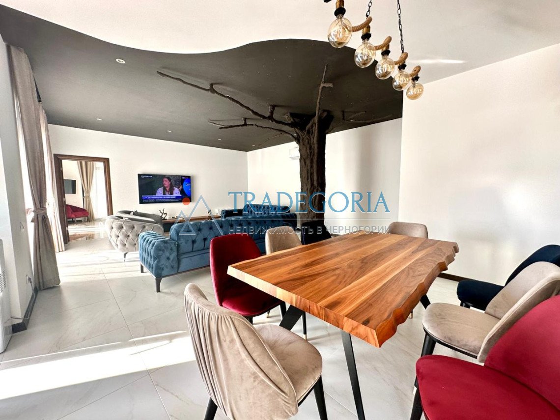 <p>Spacious villa with sea views and a swimming pool in Uteha, just 100 meters from the beach!</p><div> The house area is 250 m2</div><div> Plot ar...