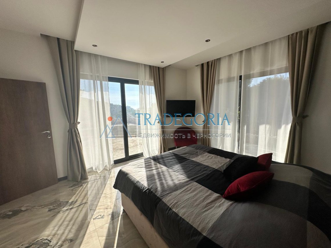 <p>Spacious villa with sea views and a swimming pool in Uteha, just 100 meters from the beach!</p><div> The house area is 250 m2</div><div> Plot ar...