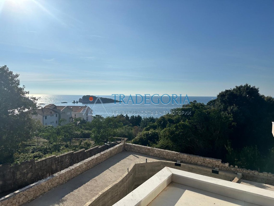<p>Spacious villa with sea views and a swimming pool in Uteha, just 100 meters from the beach!</p><div> The house area is 250 m2</div><div> Plot ar...