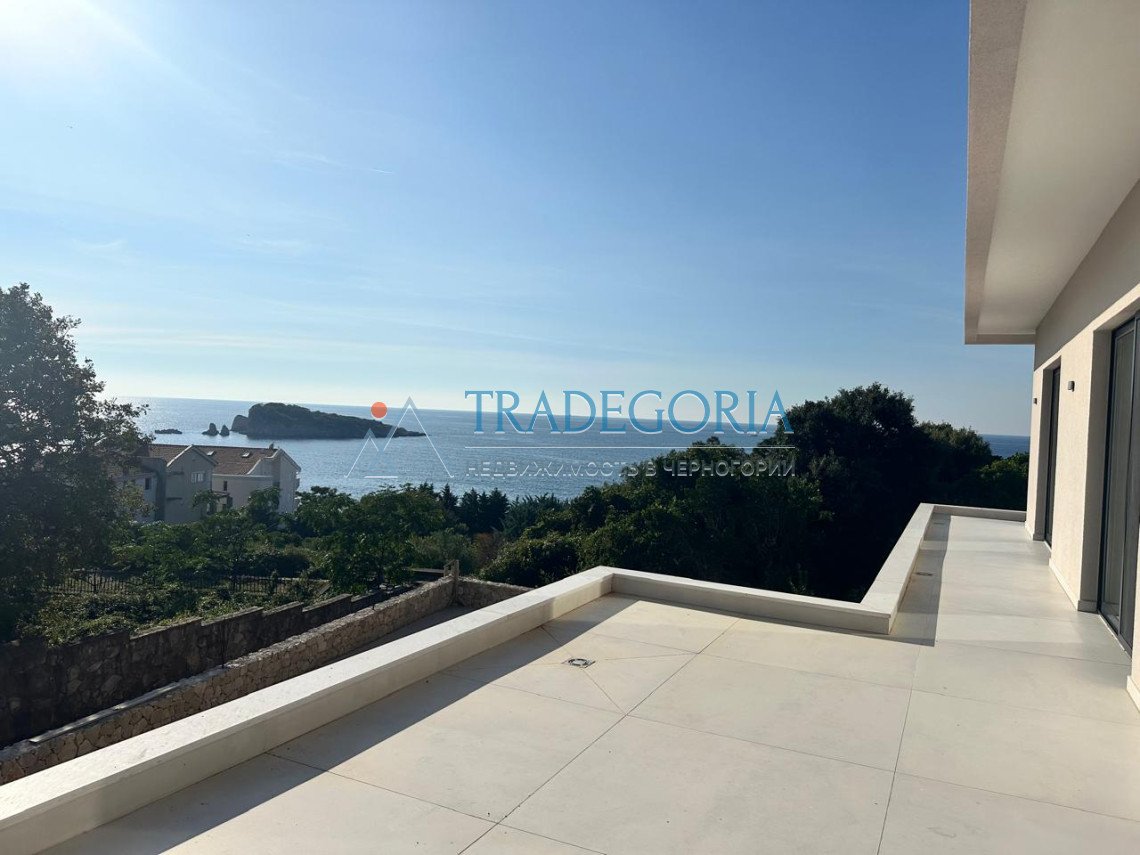 <p>Spacious villa with sea views and a swimming pool in Uteha, just 100 meters from the beach!</p><div> The house area is 250 m2</div><div> Plot ar...