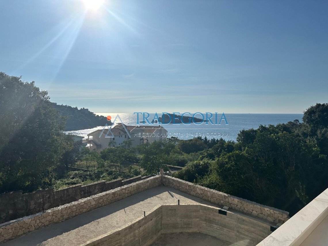 <p>Spacious villa with sea views and a swimming pool in Uteha, just 100 meters from the beach!</p><div> The house area is 250 m2</div><div> Plot ar...