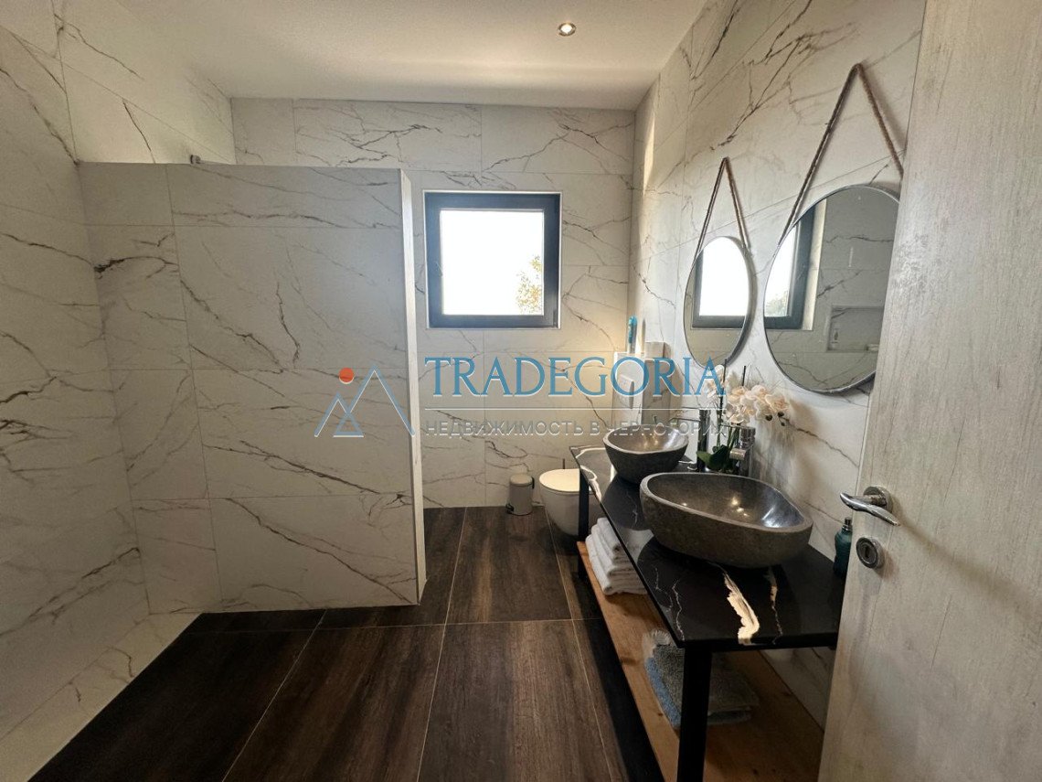 <p>Spacious villa with sea views and a swimming pool in Uteha, just 100 meters from the beach!</p><div> The house area is 250 m2</div><div> Plot ar...