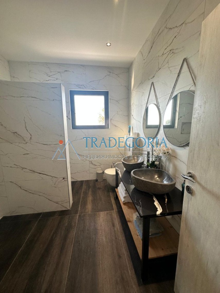 <p>Spacious villa with sea views and a swimming pool in Uteha, just 100 meters from the beach!</p><div> The house area is 250 m2</div><div> Plot ar...