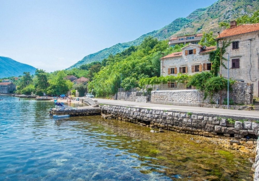 prcanj: Distance to the sea 8m.Area 150 sq.m.Land area 180 sq.m.Bedrooms 5Bathrooms 4Floors - 3The villa has its own pontoon, which is used as a pier for b... 
