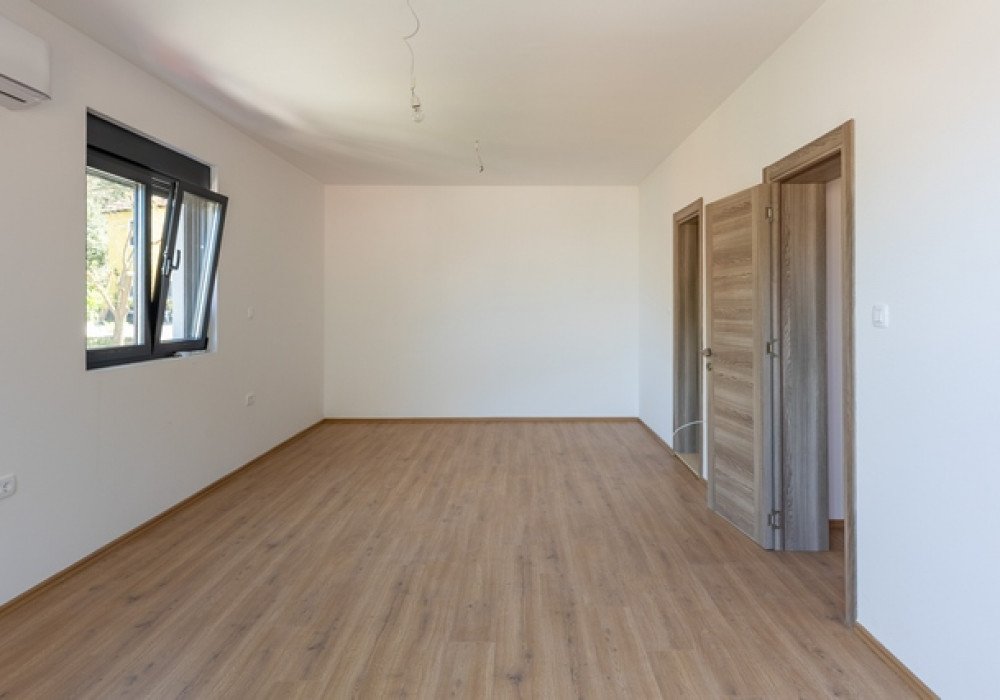 Boka Bay of Kotor, Shkalari district. Three-level two-bedroom house three steps from the Old Town of KotorThe distance to the sea is 800m.Sea and m...