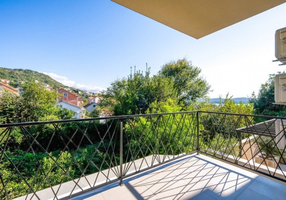 tivat: Tivat, the center. A new three-bedroom apartment.The house was built in 2023The distance to the sea is 300m.The area is 81 sq.m.Sea viewSecond floo... 