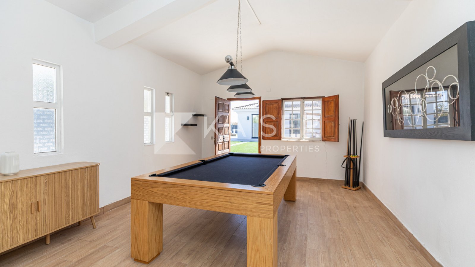 Diese wunderschön renovierte Doppelhaushälfte zwischen Guia und Albufeira bietet die perfekte Kombination aus Luxus und Komfort. Mit hochwertiger Auss