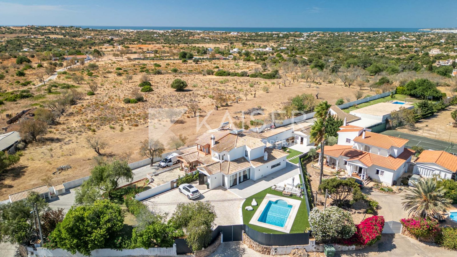 Diese wunderschön renovierte Doppelhaushälfte zwischen Guia und Albufeira bietet die perfekte Kombination aus Luxus und Komfort. Mit hochwertiger Auss