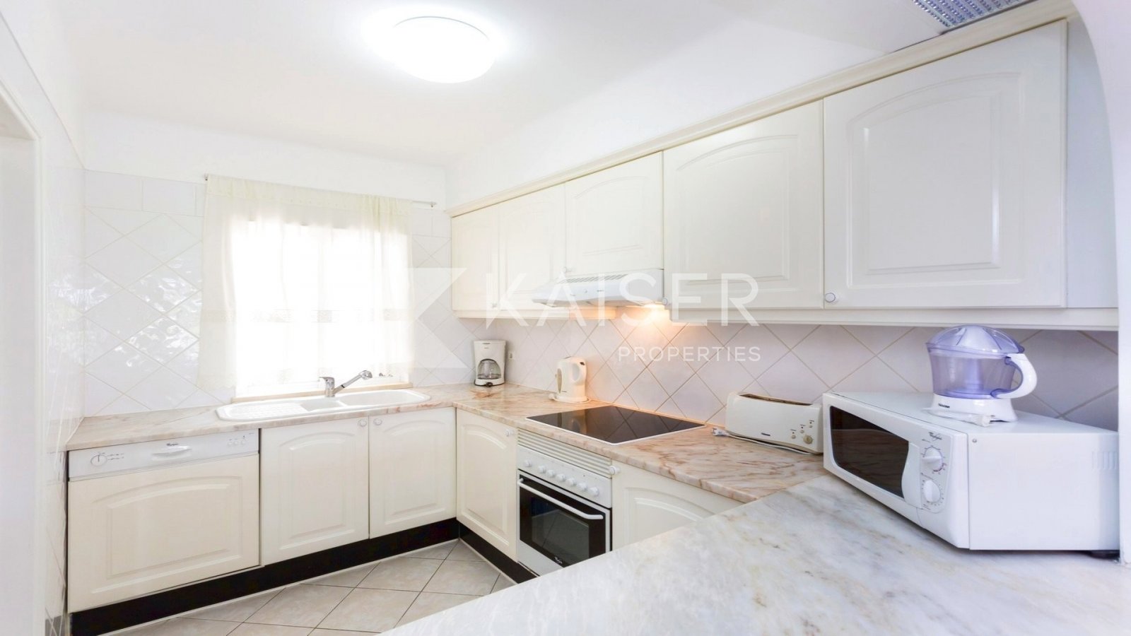 Diese 2-Zimmer-Wohnung befindet sich in einer privaten Wohnanlage in Albufeira und bietet verschiedene schöne Pools, weitläufige Landschaftsgärten, Te