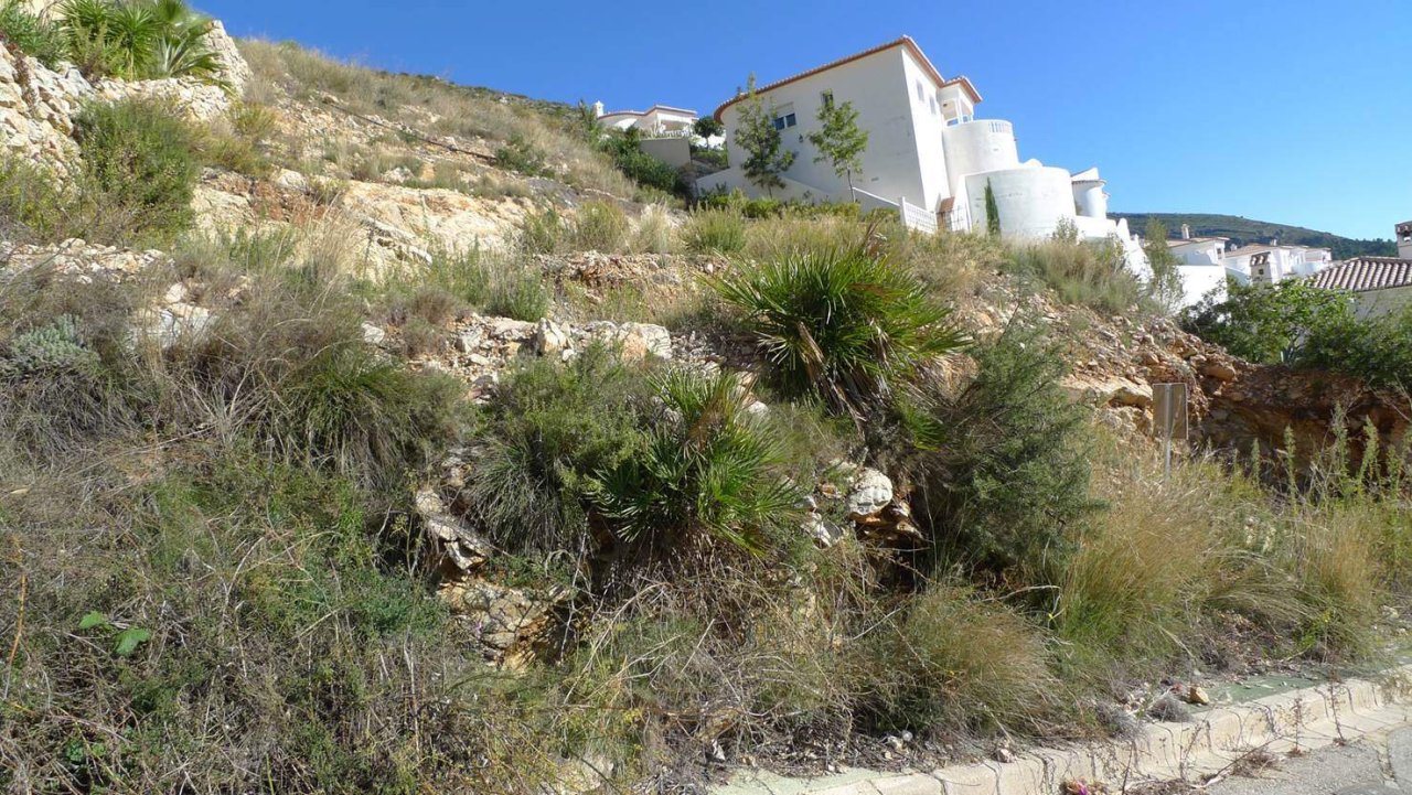 Ein ausgezeichnetes Grundstück in Jalon , Costa Blanca , Alicante, sehr günstige Lage mit Panoramablick. Auf diesem Grundstück können Sie ein zweistöc 