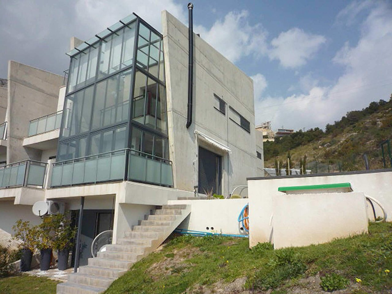 Calpe: Spektakuläre Doppelhaushälfte im modernen Stil  direkt am Meer , nach Süden ausgerichtet in Calpe , Costa Blanca , Alicante.  Es hat zwei Etagen mit i 