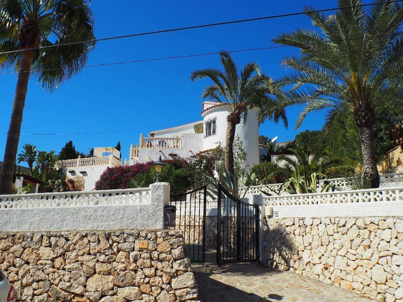 Moraira: Villa renoviert vor fünf Jahren mit sehr gutem Meerblick zum Verkauf in Pinar advocat, Moraira. Nur fünf Minuten zu Fuß zum Stadtzentrum und strände.  