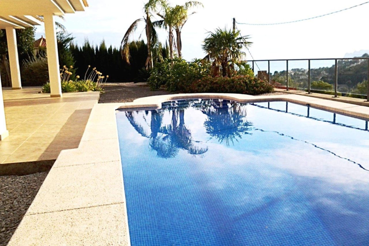 Altea:  

Geräumige Villa mit 4 Schlafzimmern in einer ruhigen Urbanisation nur 1 km vom Zentrum von Altea la Vella und 2,4 km vom Strand entfernt.

Südlage  