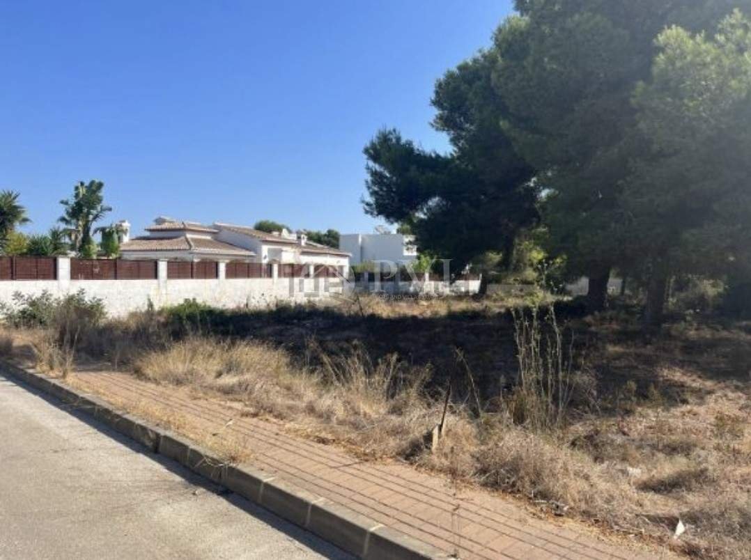 Javea: 
Flat plot facing southwest in the consolidated area of La Guardia in Jávea. The plot has already been urbanized and water and electricityIt is locate 