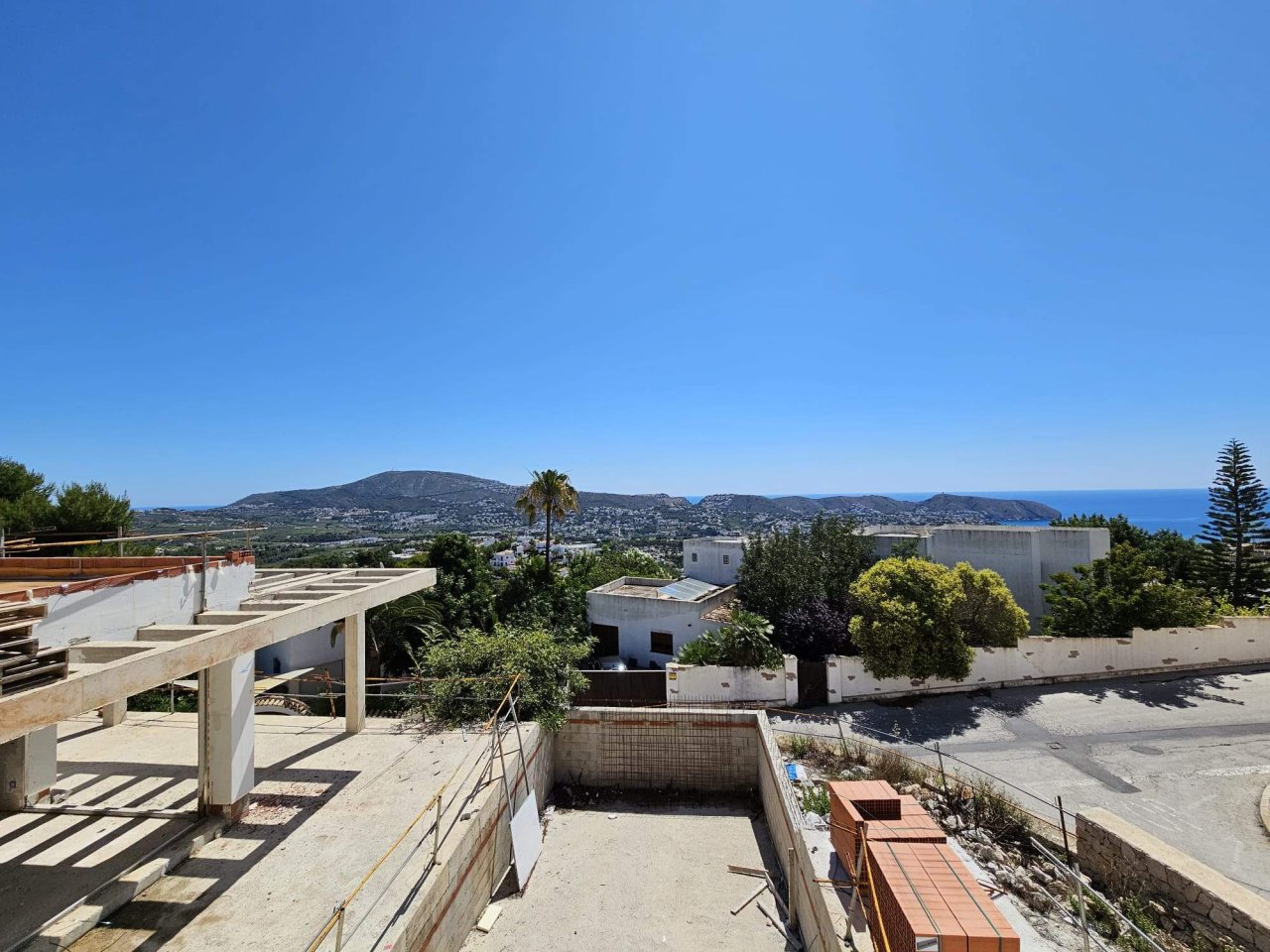 Moraira: Moderne Neubauvilla in Südlage mit Panoramameerblick zu kaufen in Benimeit in Moraira.

Im Norden hat man einen schönen Blick auf die umliegenden Berg 