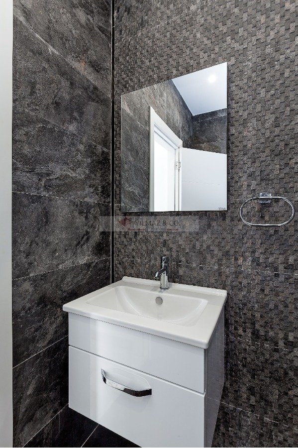 Baujahr 2015 / 1. Stock / Fußbodenheizung in Bädern / Apartment im Zentrum von Kyrenia zu verkaufen