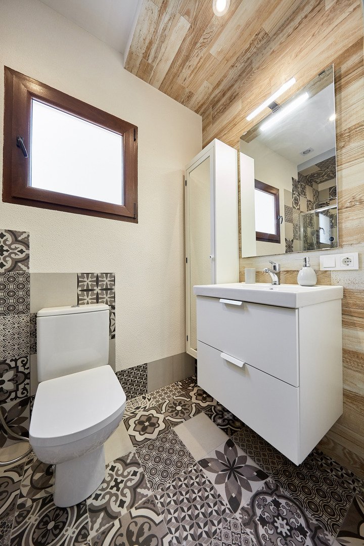 Torrevieja: For rent an apartment in one of the most prestigious urbanizations of the city. The apartment of 48 m2 consists of a bedroom, a living room, an Americ 