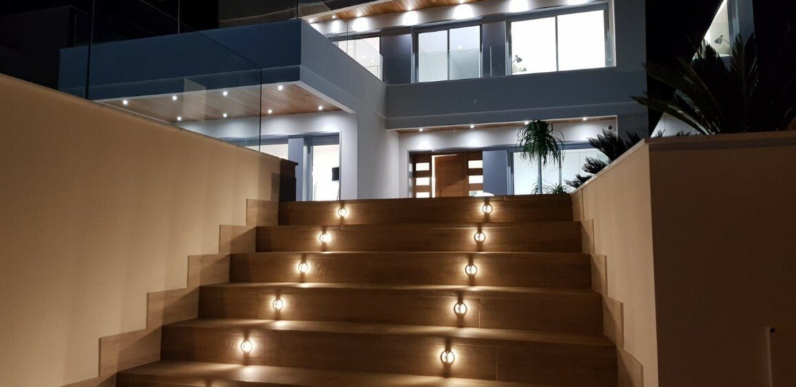 We present a luxurious villa in a residential complex of separate luxury villas in the city of Dehesa de Campoamor.It is a resort town on the coast at