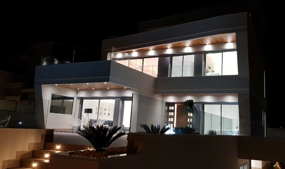 We present a luxurious villa in a residential complex of separate luxury villas in the city of Dehesa de Campoamor.It is a resort town on the coast at