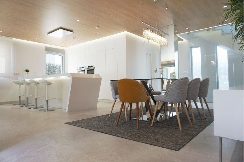 We present a luxurious villa in a residential complex of separate luxury villas in the city of Dehesa de Campoamor.It is a resort town on the coast at