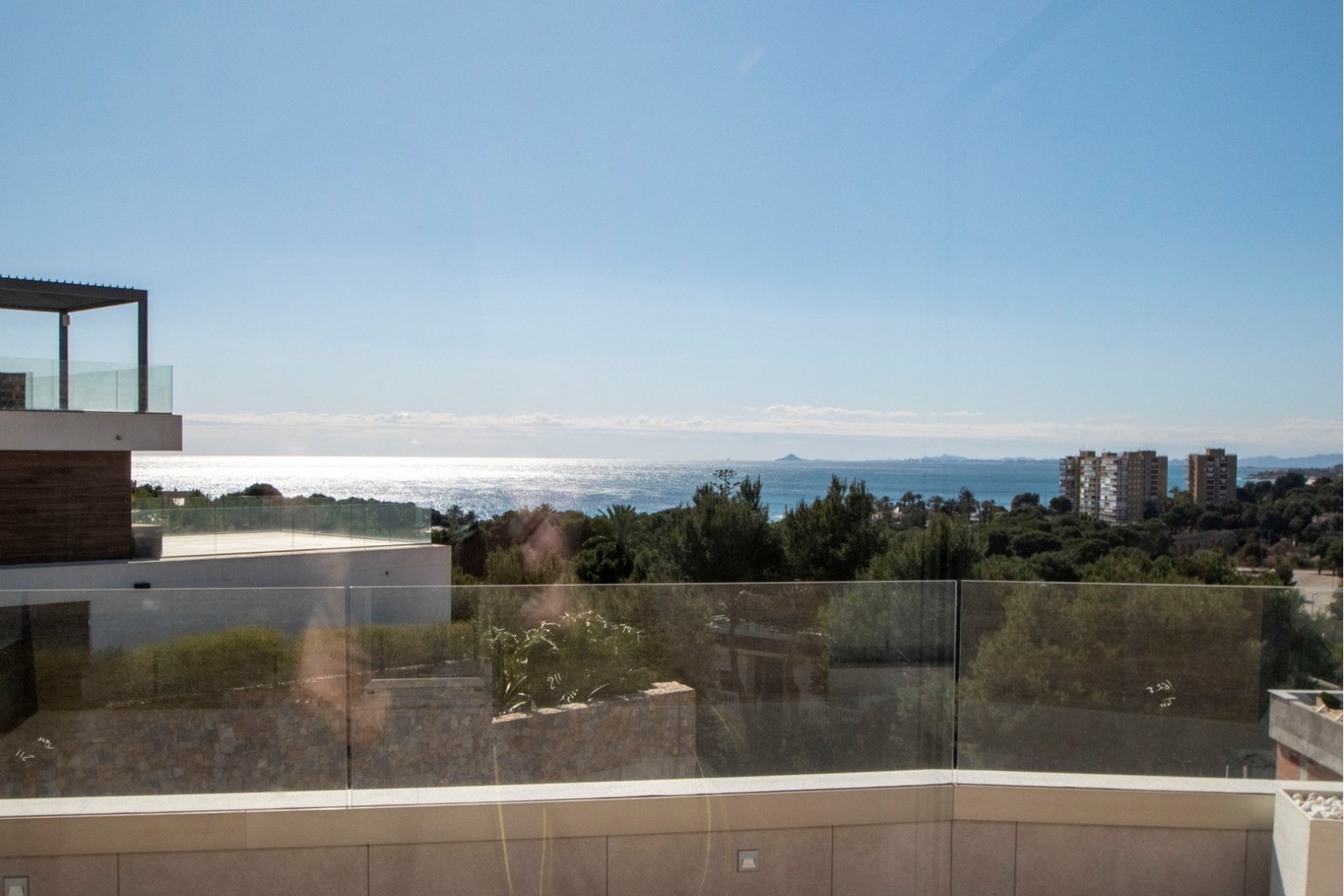 We present a luxurious villa in a residential complex of separate luxury villas in the city of Dehesa de Campoamor.It is a resort town on the coast at