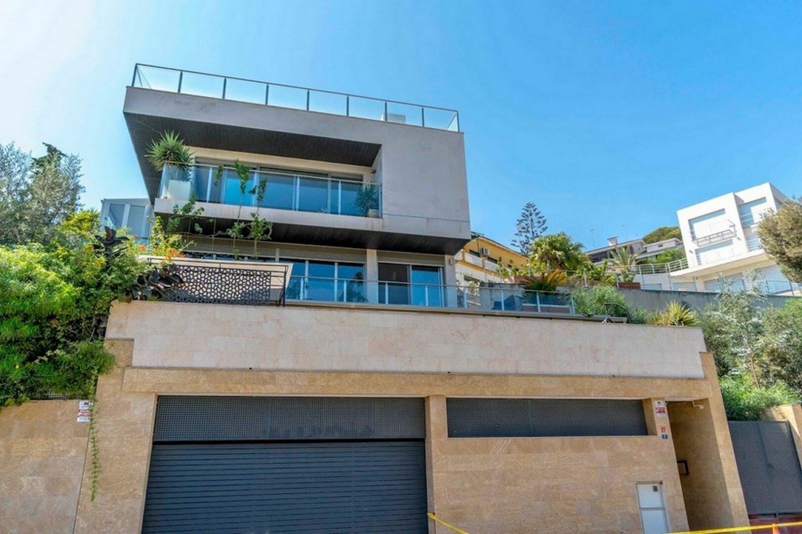 Campoamor: By purchasing real estate in Spain you acquire the resident status there.Our company provides legal and financial support during your purchase and sal 