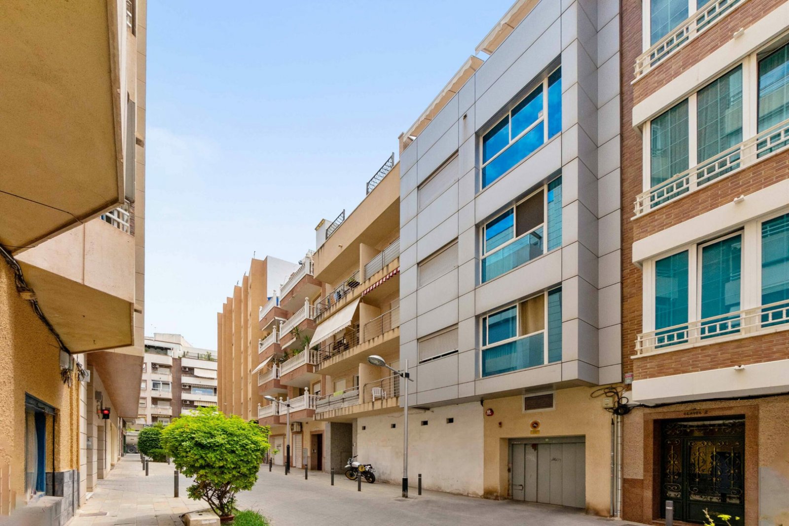 Torrevieja: By purchasing real estate in Spain you acquire the resident status there.Our company provides legal and financial support during your purchase and sal 