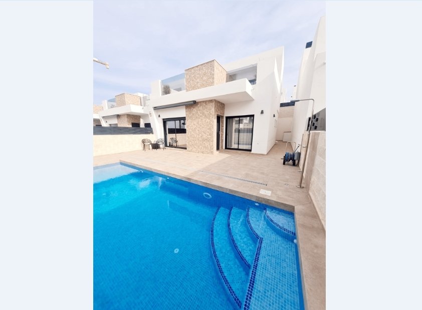 Представляем виллу в Бенихофар с потрясающими видами.Бенихофар - уютный город, расположенный на побережье Коста Бланка. Уникальное место для желающих 