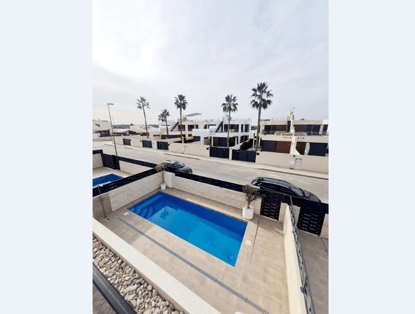 Представляем виллу в Бенихофар с потрясающими видами.Бенихофар - уютный город, расположенный на побережье Коста Бланка. Уникальное место для желающих 