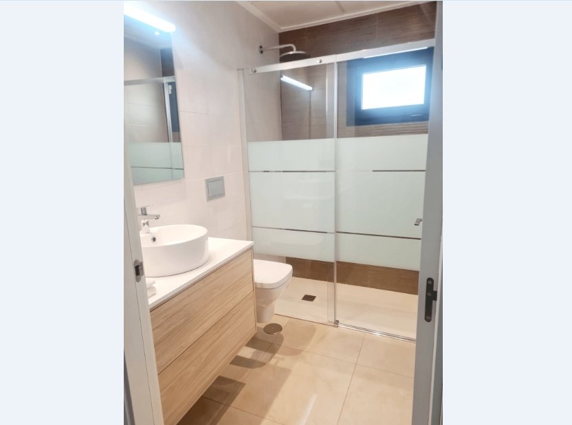 Представляем виллу в Бенихофар с потрясающими видами.Бенихофар - уютный город, расположенный на побережье Коста Бланка. Уникальное место для желающих 