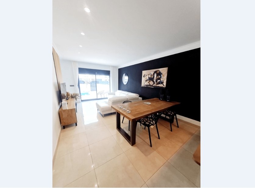 Представляем виллу в Бенихофар с потрясающими видами.Бенихофар - уютный город, расположенный на побережье Коста Бланка. Уникальное место для желающих 