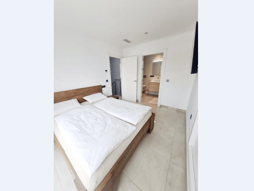 Представляем виллу в Бенихофар с потрясающими видами.Бенихофар - уютный город, расположенный на побережье Коста Бланка. Уникальное место для желающих 