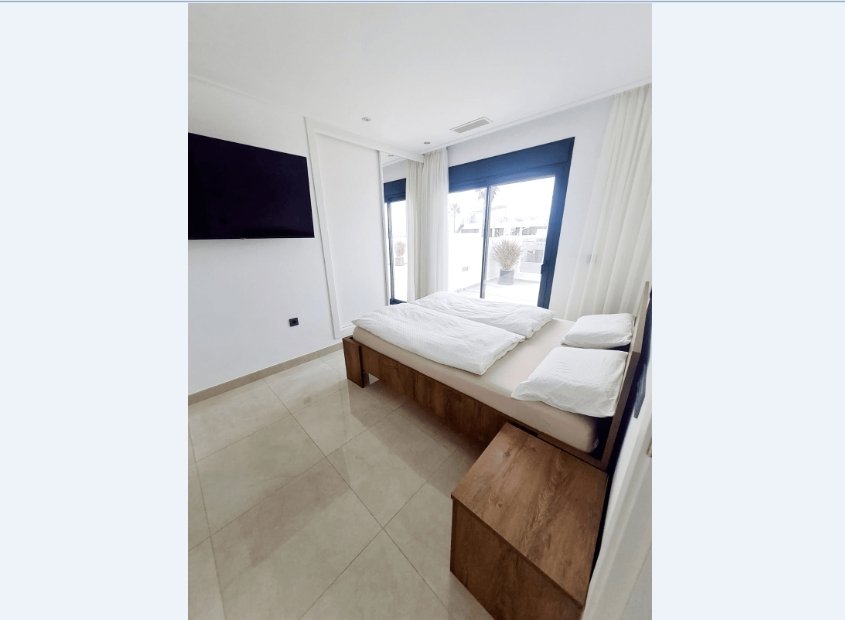 Представляем виллу в Бенихофар с потрясающими видами.Бенихофар - уютный город, расположенный на побережье Коста Бланка. Уникальное место для желающих 