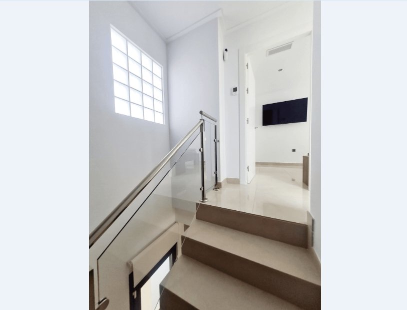 Представляем виллу в Бенихофар с потрясающими видами.Бенихофар - уютный город, расположенный на побережье Коста Бланка. Уникальное место для желающих 