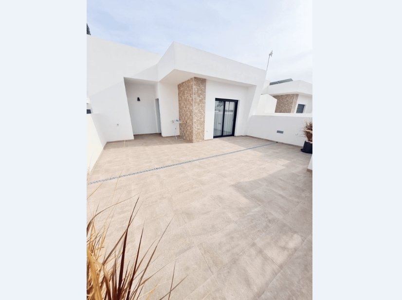 Представляем виллу в Бенихофар с потрясающими видами.Бенихофар - уютный город, расположенный на побережье Коста Бланка. Уникальное место для желающих 