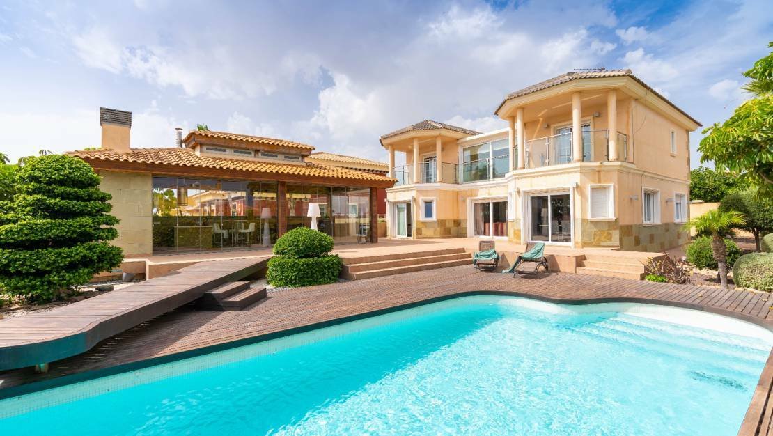 Torrevieja: Comfortable villa with a swimming pool is for sale in the city of Torrevieja.The villa has 3 floors: on the first floor there is a guest area with a b 