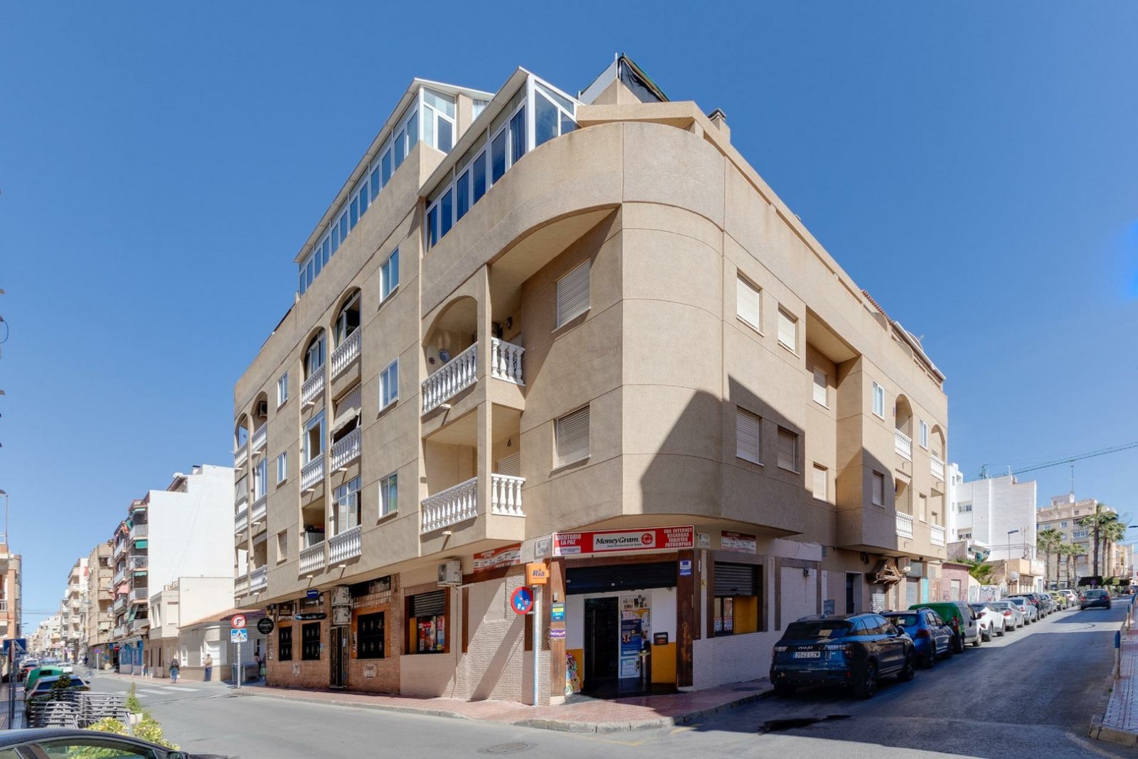Torrevieja: We present an apartment in the city of Torrevieja, just 200 meters from the sea. The 45 sq.m. apartment consists of:two bedrooms,one bathroom,kitchen, 