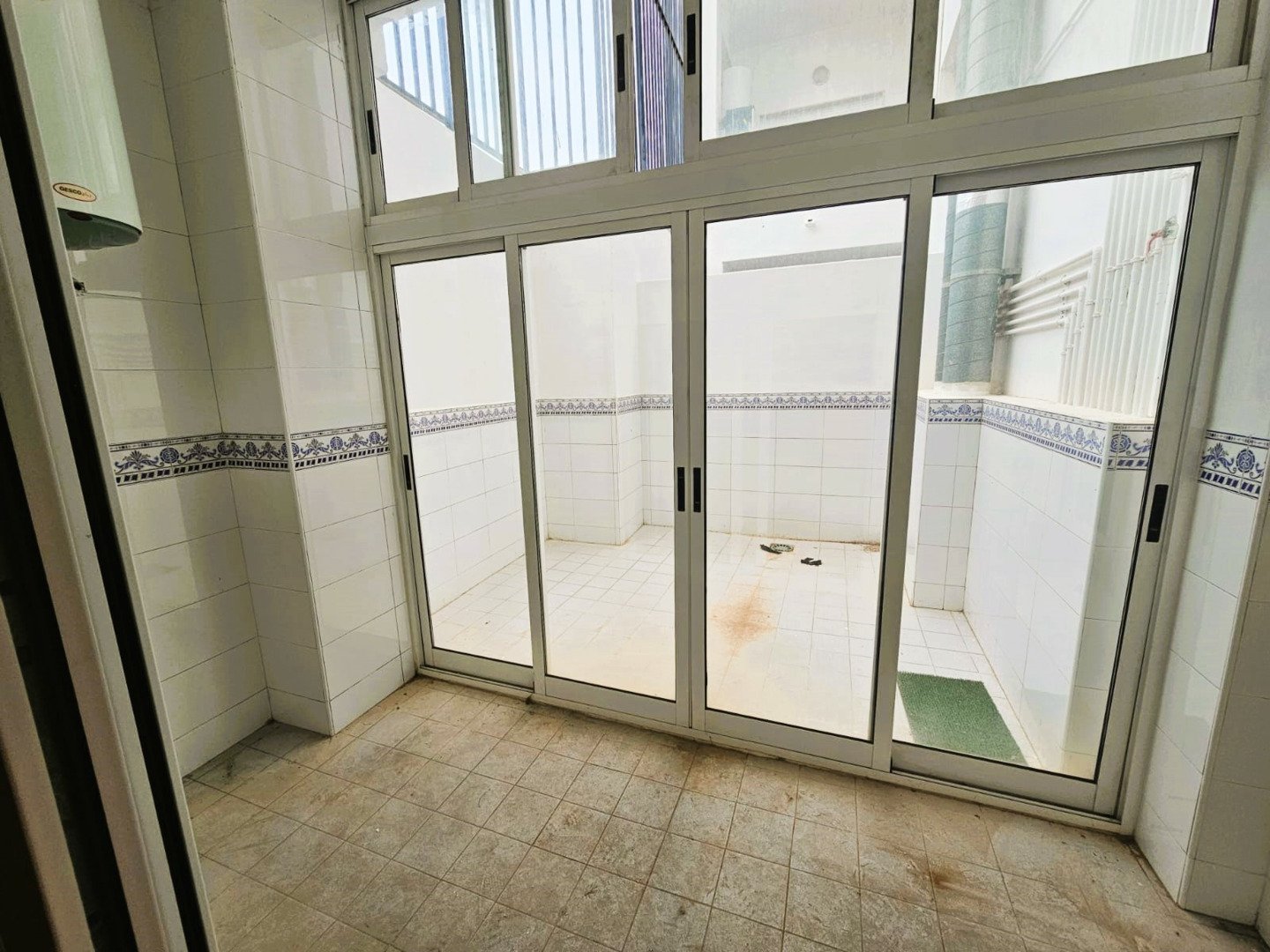 We present a large apartment on the first floor in the center of the city of Torrevieja.Torrevieja is a popular Spanish resort town and municipality i