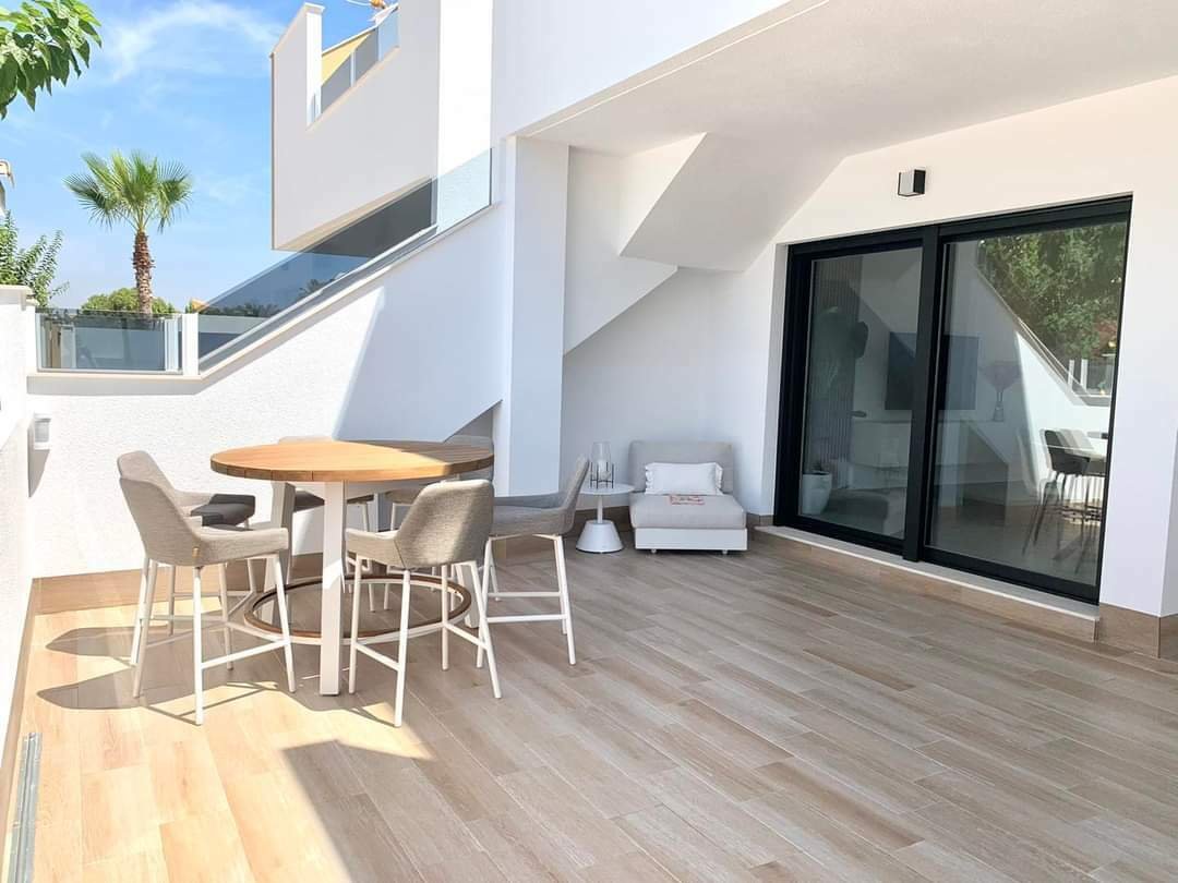 We present new apartments on the top floor in the residential complex VILLAMAR APARTAMENTOS in Pilar de la Horadada.This beautiful apartment is perfec
