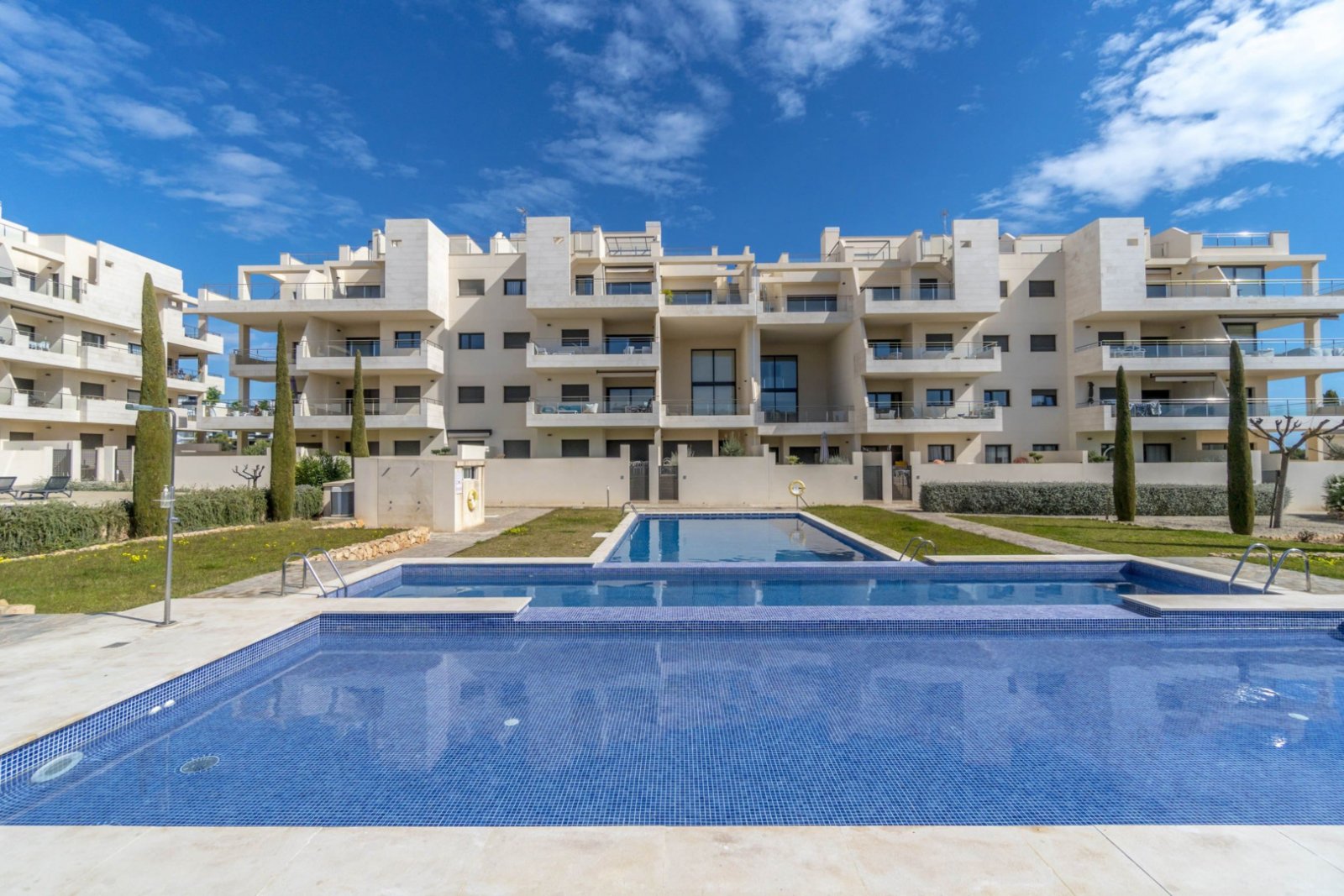 Orihuela Costa: Apartment for sale in the popular area of La Zenia in Orihuela Costa.The 80 m2 apartment on the ground floor consists of two bedrooms and two bathroom 