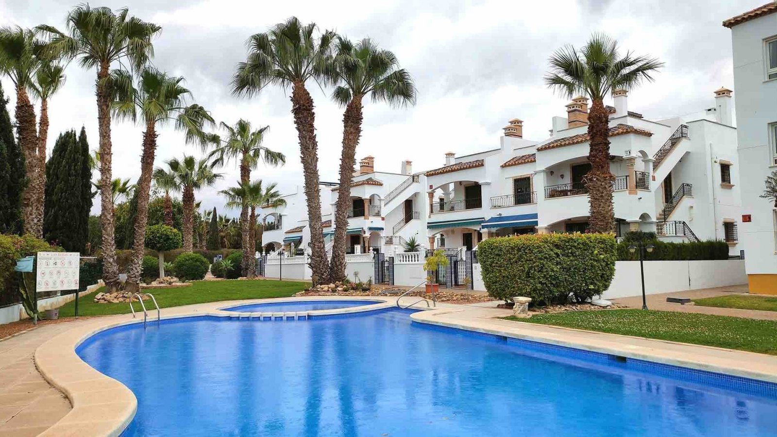 Orihuela Costa: We offer a bungalow in a gated residential complex with a communal pool in Orihuela Costa. The bungalow on the ground floor with a total area of 78 sq 