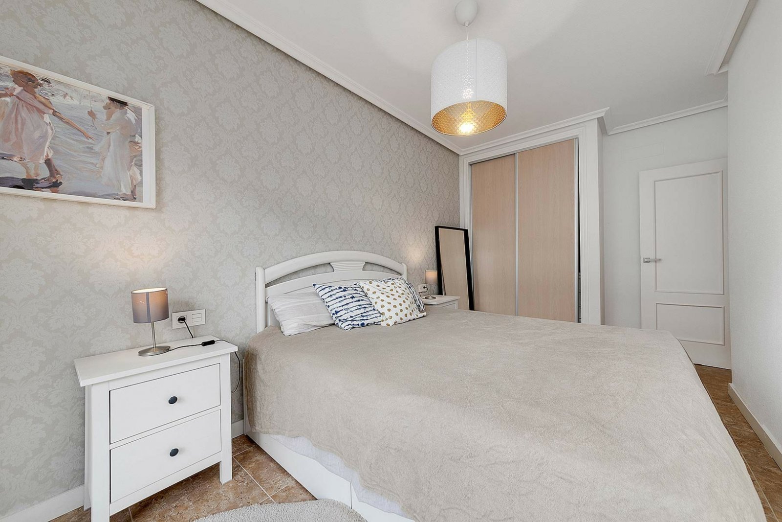 We present apartments in a closed residential complex on the first line of the Mediterranean Sea in Cabo Roig.This is a picturesque resort area, part 