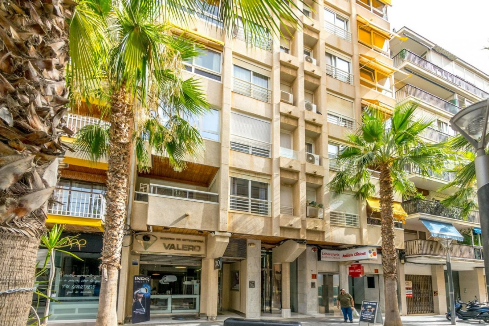 Torrevieja: We present a spacious apartment in the city of Torrevieja, just 700 meters from the sea.Torrevieja is a popular Spanish resort town and municipality i 