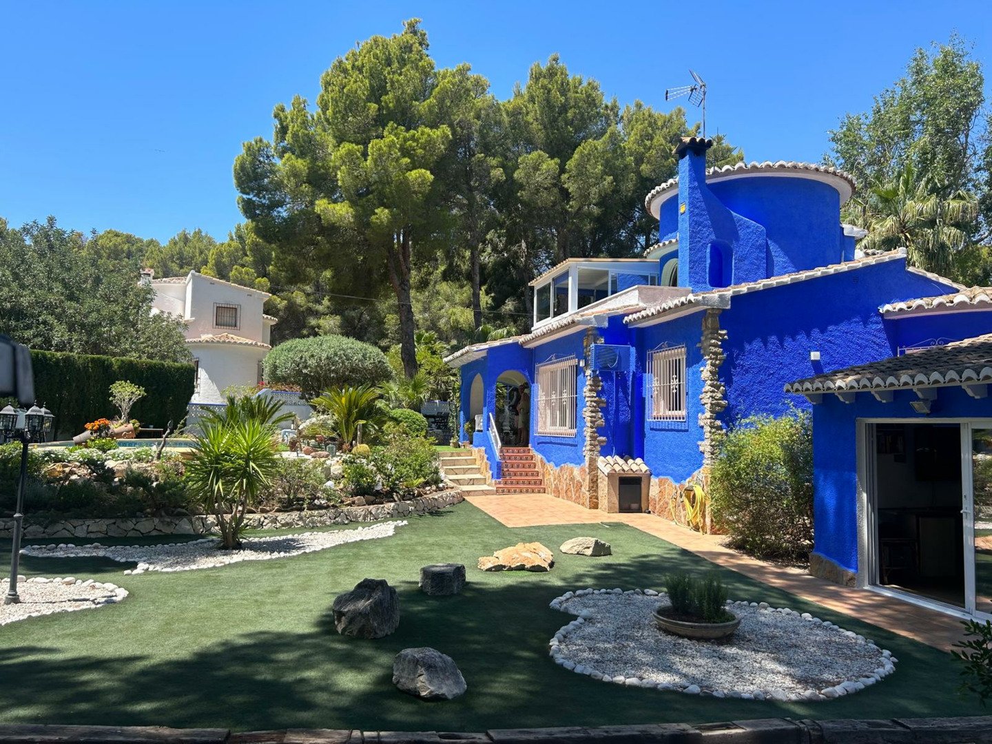 Altea: House with stunning mountain views in Altea, Mascarat area.The house is located on a large landscaped plot of 1377 sq.m. and includes three spacious b 